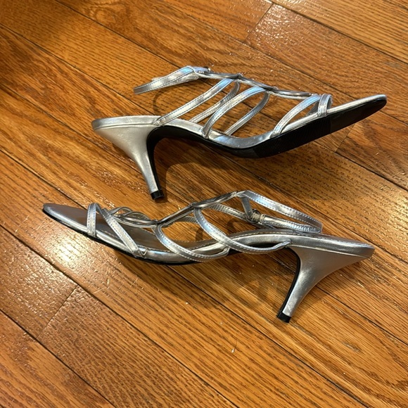 Cute silver heels size 9.5 worn 1 time - Picture 3 of 6